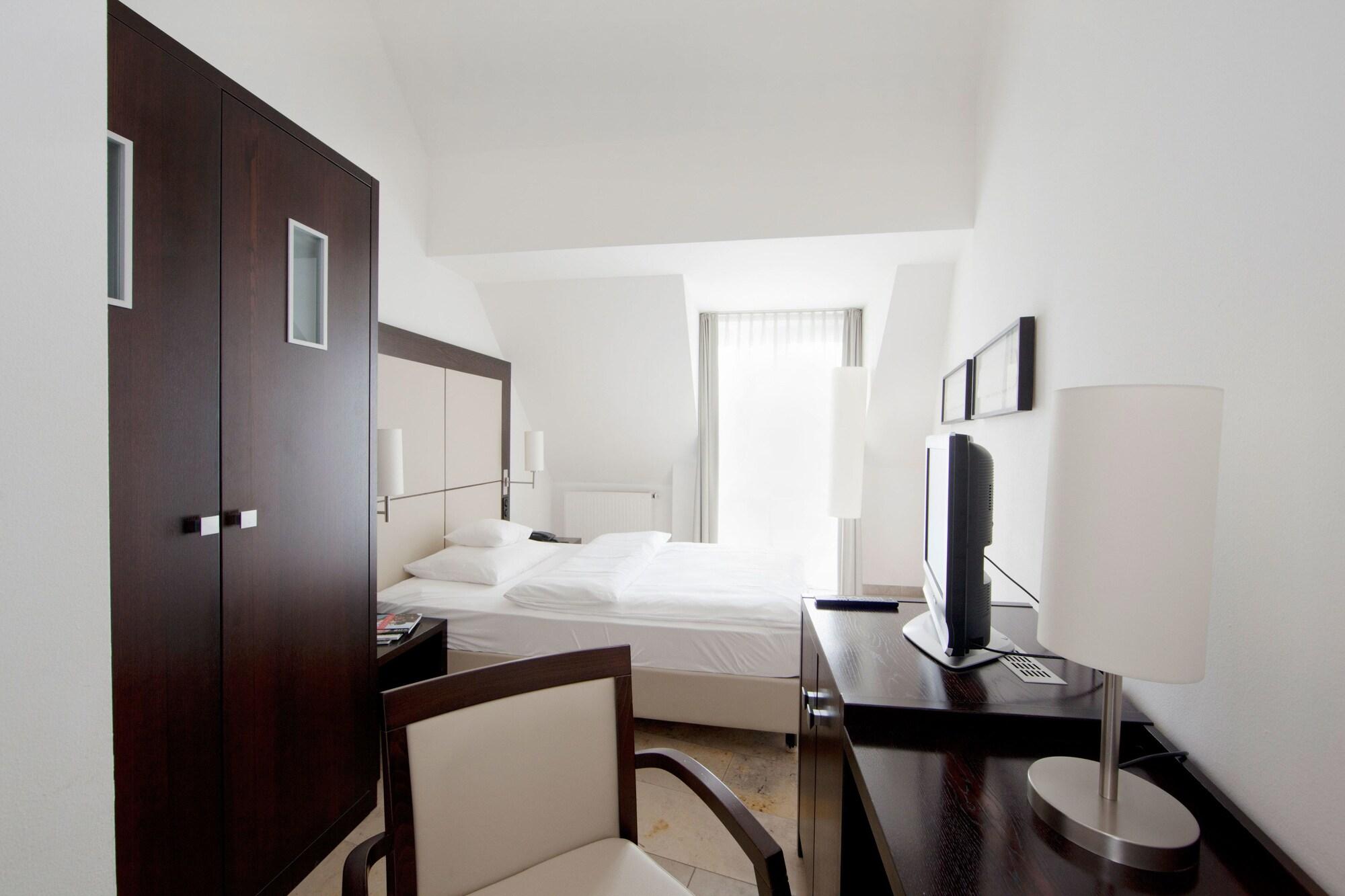 Burns Art Hotel Dusseldorf Room photo