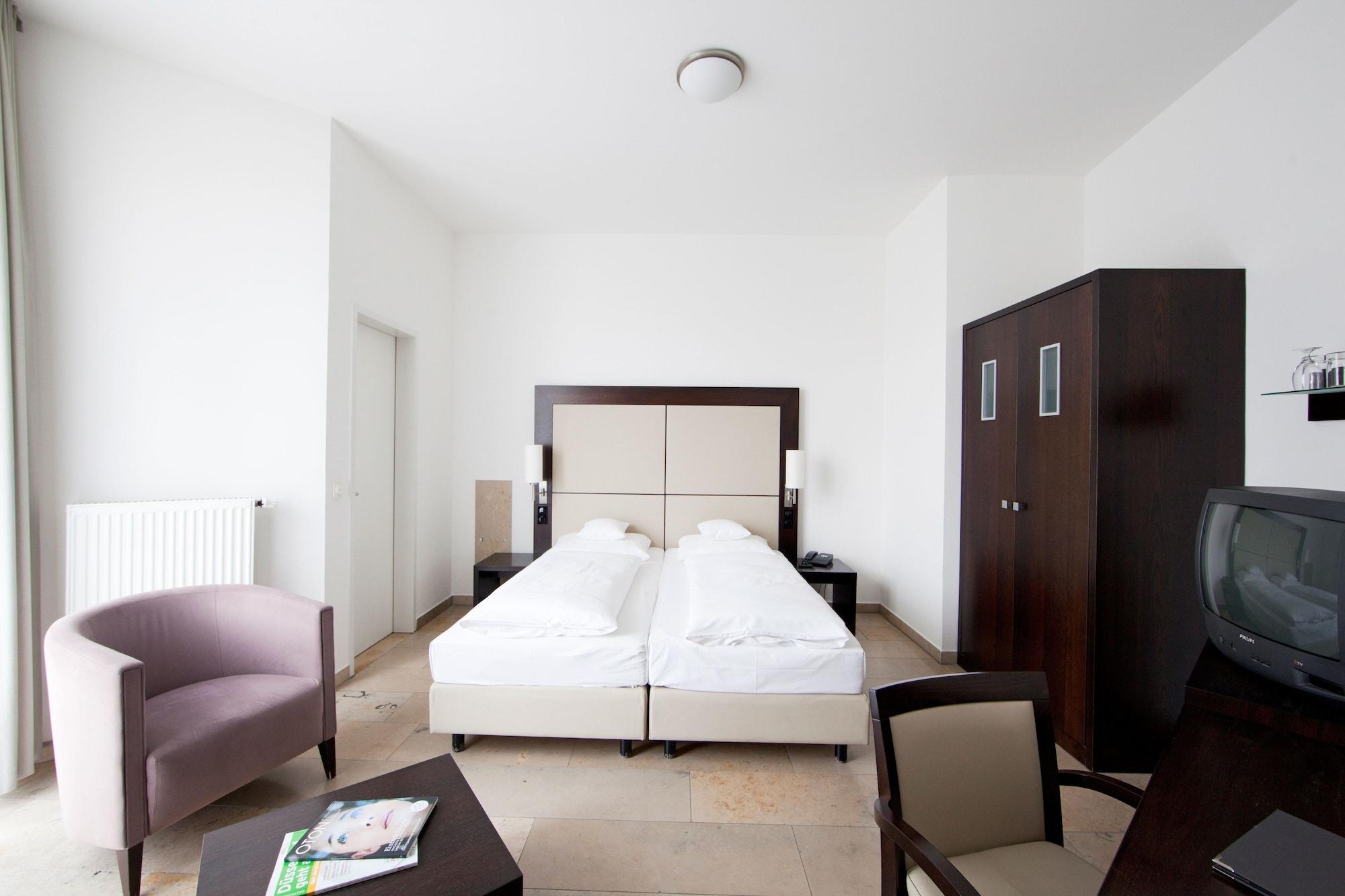 Burns Art Hotel Dusseldorf Room photo