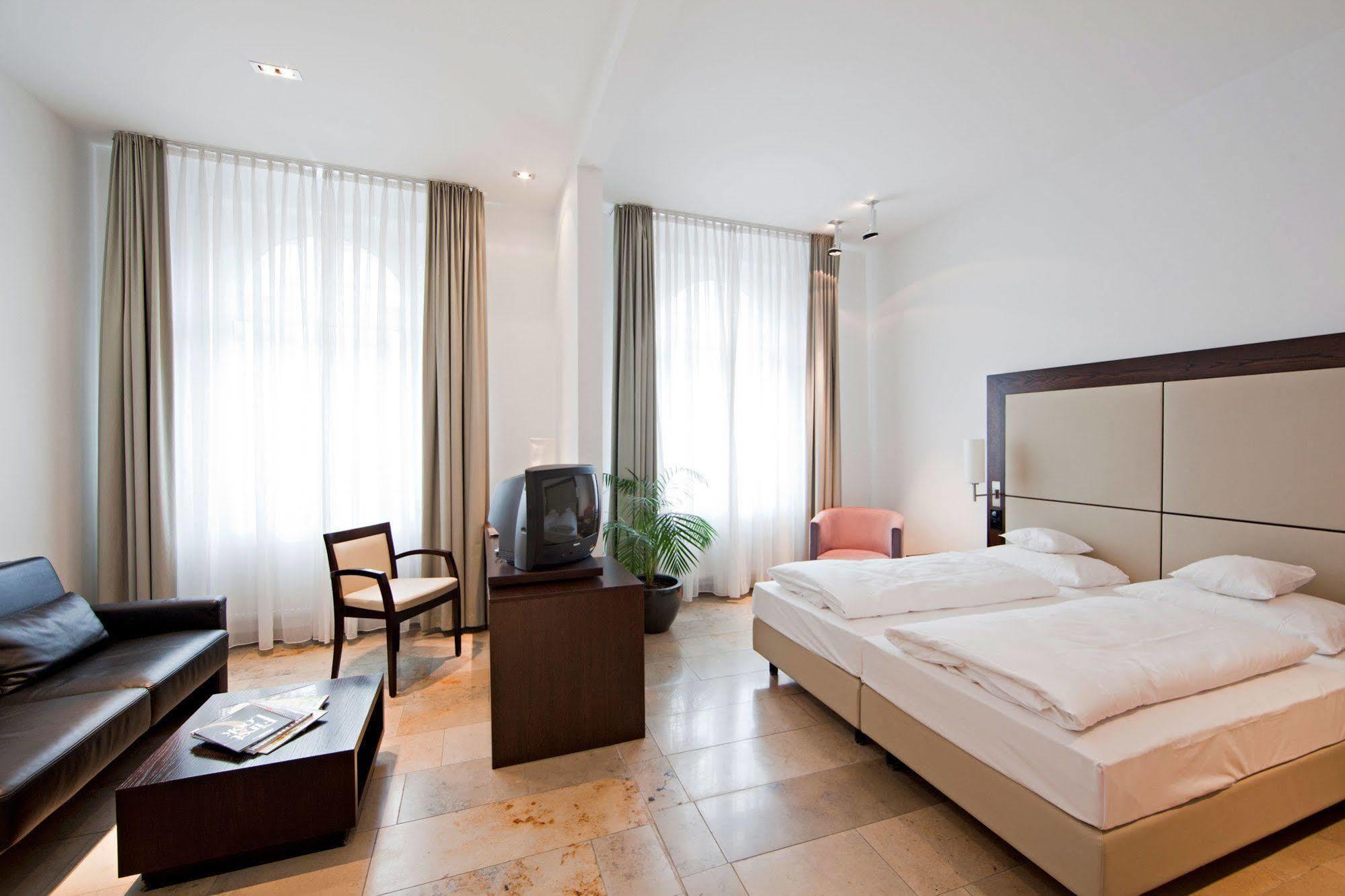 Burns Art Hotel Dusseldorf Room photo